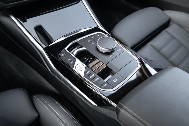 BMW 3-SERIE Touring 330e | Head-Up | Trekhaak | Sportleder | Camera | Comfort Access | Memory