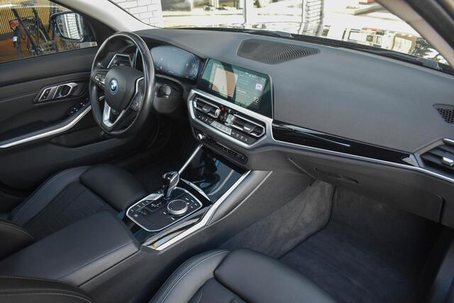 BMW 3-SERIE Touring 320e Panoramadak ACC Trekhaak Stuur/Stoelverwarmin