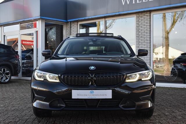 BMW 3-SERIE Touring 320e Panoramadak ACC Trekhaak Stuur/Stoelverwarmin