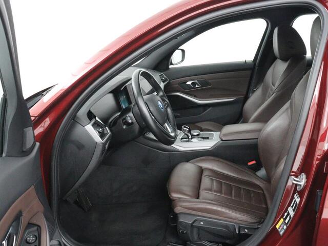 BMW 3-SERIE 330e Business Edition Plus | Sportstoelen | Leder | Adaptive cruise | Stoelverwarming | Carplay | Stuurverwarming | Navigatie | Parkeerhulp | Full LED | Live Cockpit | Individual Aventurinrot metallic | PHEV | Plug In