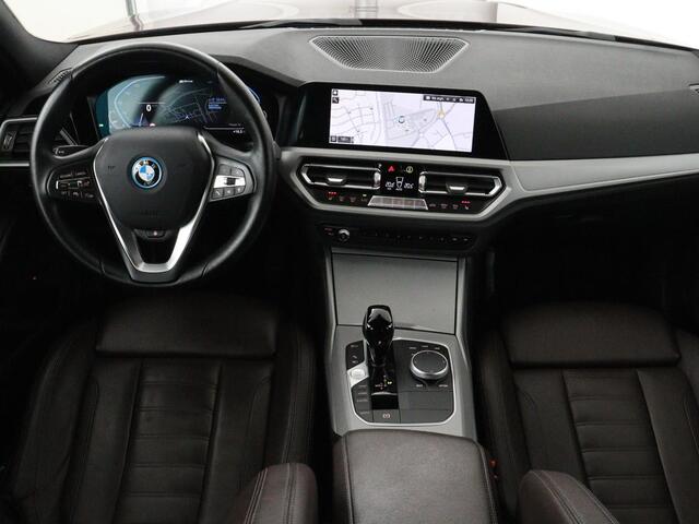 BMW 3-SERIE 330e Business Edition Plus | Sportstoelen | Leder | Adaptive cruise | Stoelverwarming | Carplay | Stuurverwarming | Navigatie | Parkeerhulp | Full LED | Live Cockpit | Individual Aventurinrot metallic | PHEV | Plug In