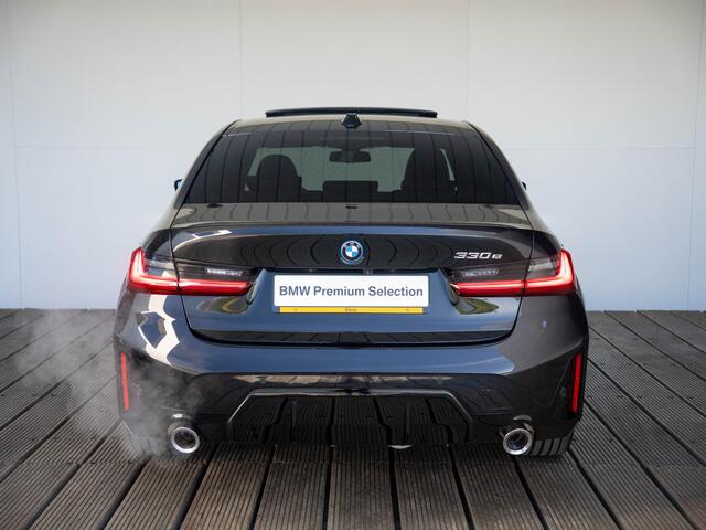 BMW 3-SERIE Sedan 330e | M Sportpakket | Comfort Pack | Comfort Access | Achteruitrijcamera | Schuif-/kanteldak | Stoelverwarming | Trekhaak