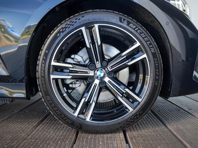 BMW 3-SERIE Sedan 330e | M Sportpakket | Comfort Pack | Comfort Access | Achteruitrijcamera | Schuif-/kanteldak | Stoelverwarming | Trekhaak