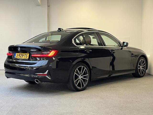 BMW 3-SERIE 320i Luxury High Executive | PANO | MERINO LEDER | TREKHAAK | CARPLAY |