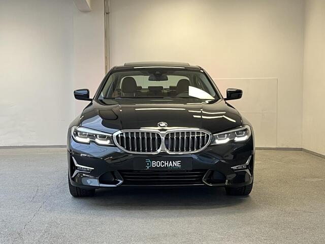 BMW 3-SERIE 320i Luxury High Executive | PANO | MERINO LEDER | TREKHAAK | CARPLAY |
