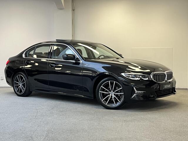BMW 3-SERIE 320i Luxury High Executive | PANO | MERINO LEDER | TREKHAAK | CARPLAY |