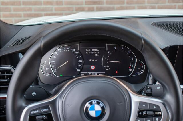 BMW 3-SERIE 318i M Sport, Stoelverwarming, Carplay, Alcantara, Sfeerverlichting, DAB+, PDC, Navigatie, Sportstoelen.