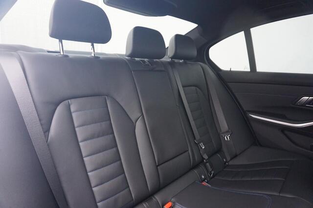 BMW 3-SERIE Sedan 318i M Sport / Panorama Dak / Stoel- en Stuurverwarming | Ekris Selection