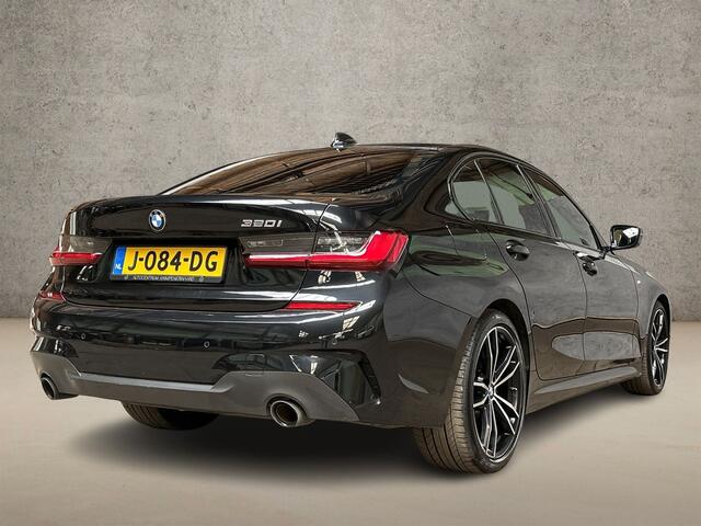 BMW 3-SERIE 320i M Sport 184Pk Automaat (APPLE CARPLAY, M PAKKET, LEDER/ALCANTARA, STOELVERWARMING, SPORTSTOELEN, GETINT GLAS, SFEERVERLICHTING, FLIPPERS, NIEUWE APK, NIEUWSTAAT)