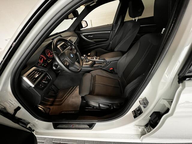 BMW 3-SERIE Touring 318i M Sport / Stoelverwarming / LED / PDC