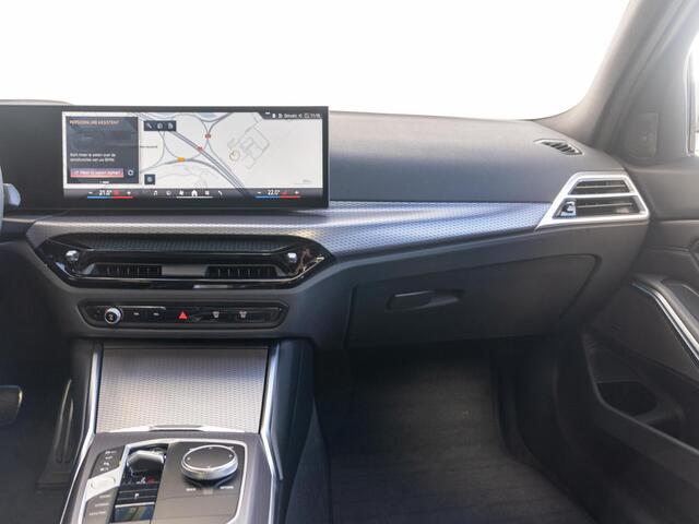 BMW 3-SERIE Touring 330e Individual Lak | M Sportpakket Pro | Innovation Pack | Comfort Pack | Panoramadak | Trekhaak