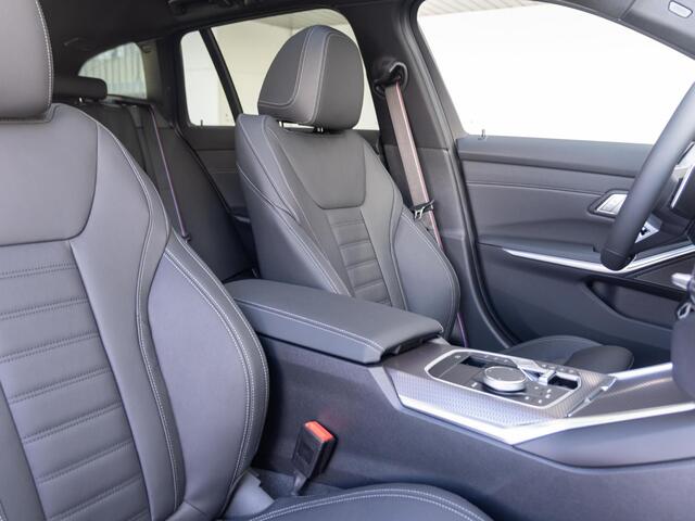 BMW 3-SERIE Touring 330e Individual Lak | M Sportpakket Pro | Innovation Pack | Comfort Pack | Panoramadak | Trekhaak