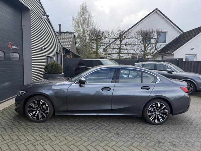 BMW 3-SERIE 330e | 360* Camera | Navigatie | Lederen Bekleding | DAB | Trekhaak |
