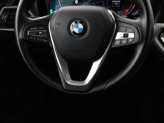 BMW 3-SERIE 318i Business Edition | Trekhaak | Sportstoelen | Half leder | Adaptief LED | Carplay | Navigatie | Parkeerhulp | Climate control | Bluetooth | Cruise control