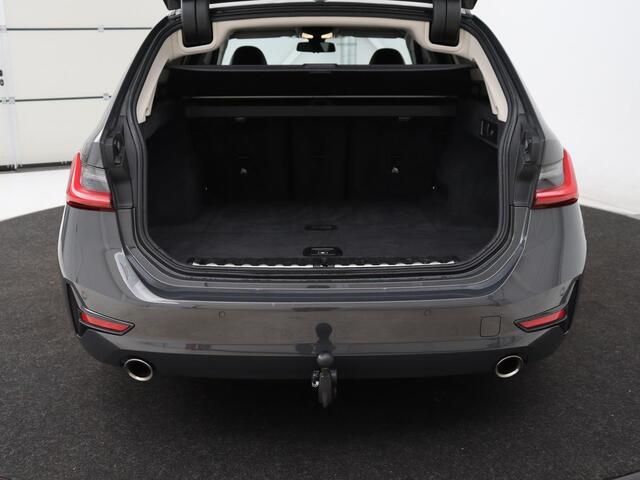 BMW 3-SERIE 318i Business Edition | Trekhaak | Sportstoelen | Half leder | Adaptief LED | Carplay | Navigatie | Parkeerhulp | Climate control | Bluetooth | Cruise control