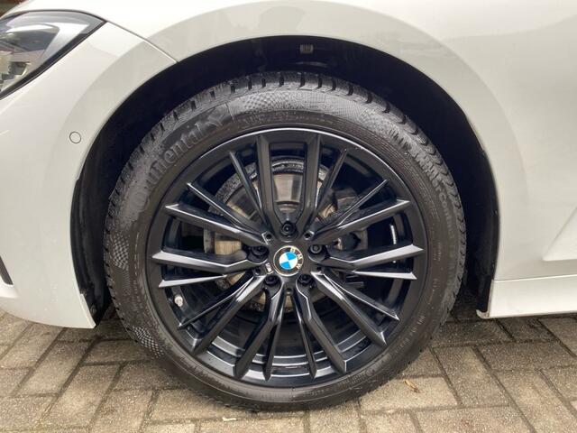 BMW 3-SERIE 318I SPORTLINE M-PAKKET LEDER/CAMERA/STOELVERW/E-KLEP/CRUISE/LED