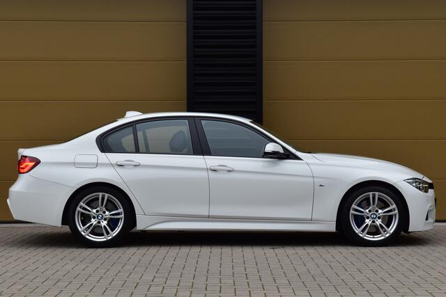 BMW 3-SERIE 320i Executive * M-Sportpakket * M-Sportremsysteem * Trekhaak * Stuurwiel verwarmd *