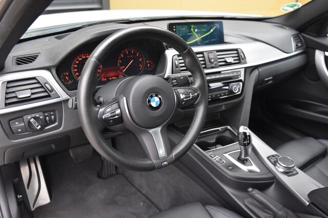 BMW 3-SERIE 320i Executive * M-Sportpakket * M-Sportremsysteem * Trekhaak * Stuurwiel verwarmd *