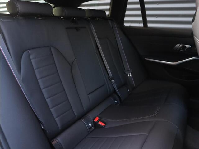 BMW 3-SERIE Touring 330e | M sportpakket Pro | Individual Lak | Innovation Pack | Panodak | Head-Up | Trekhaak | Driving Assistant Prof. | Harman Kardon | Parking Assistant Plus | 19'' LMV