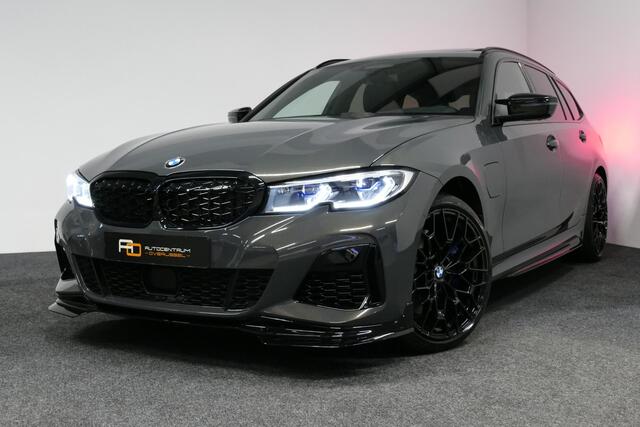 BMW 3-SERIE Touring 330e xDrive M Sport / M340i Diffuser / Black Diamond M grille / M340i M Sport bumper pakket / BMW Laser Light / Panoramadak / Premium kleur Dravitgrau / Elektr. verstelbare voorstoelen links met memory / Apple Carplay - Android Auto / Stoelverwar