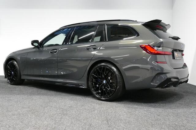 BMW 3-SERIE Touring 330e xDrive M Sport / M340i Diffuser / Black Diamond M grille / M340i M Sport bumper pakket / BMW Laser Light / Panoramadak / Premium kleur Dravitgrau / Elektr. verstelbare voorstoelen links met memory / Apple Carplay - Android Auto / Stoelverwar