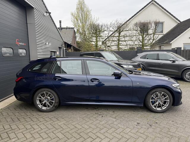 BMW 3-SERIE Touring 320i High Executive M-Sport | Panoramadak | Camera | Head-Up Display | DAB |
