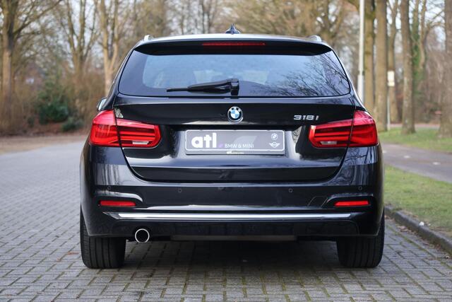 BMW 3-SERIE Touring 318i Luxury Edition AUT | Org. NL | Leder | Navi Pro | LED | Stoelverwarming | Clima | PDC v+a | Alarm kl.3 | Etc.
