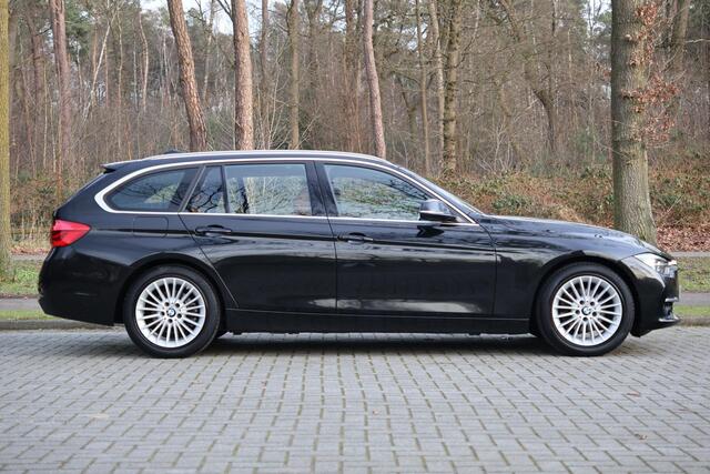 BMW 3-SERIE Touring 318i Luxury Edition AUT | Org. NL | Leder | Navi Pro | LED | Stoelverwarming | Clima | PDC v+a | Alarm kl.3 | Etc.