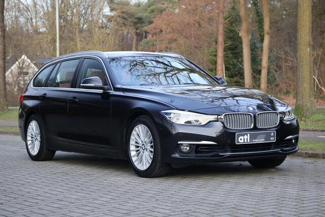 BMW 3-SERIE Touring 318i Luxury Edition AUT | Org. NL | Leder | Navi Pro | LED | Stoelverwarming | Clima | PDC v+a | Alarm kl.3 | Etc.