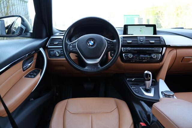BMW 3-SERIE Touring 318i Luxury Edition AUT | Org. NL | Leder | Navi Pro | LED | Stoelverwarming | Clima | PDC v+a | Alarm kl.3 | Etc.