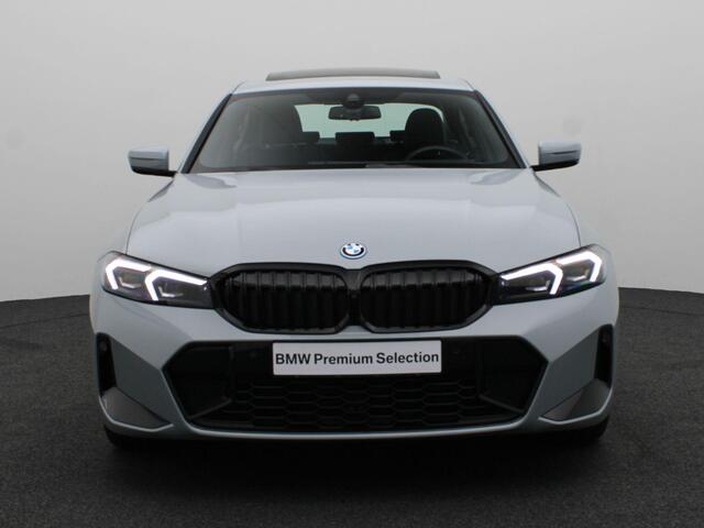 BMW 3-SERIE Sedan 330e M Sportpakket Pro | Innovation Pack | Comfort Pack | Trekhaak | Schuifdak | Driving Assistant | Parking Assistant Plus | 19''