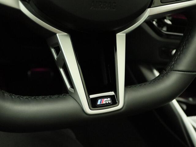 BMW 3-SERIE Sedan 330e M Sportpakket Pro | Innovation Pack | Comfort Pack | Trekhaak | Schuifdak | Driving Assistant | Parking Assistant Plus | 19''