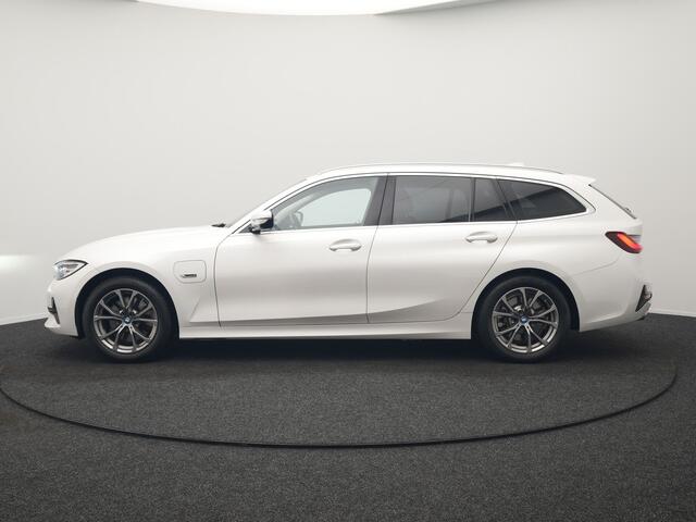 BMW 3-SERIE Touring 320e Sportline PHEV 204pk Dealer O.H | Lederen Sportstoelen Verwarmd | Sfeerverlichting | Apple Carplay | Navigatie | Cruise Control | Virtual | DAB | Plug In Hybrid