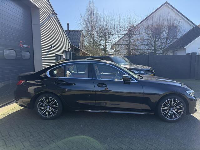 BMW 3-SERIE 320i High Executive | Panoramadak | Camera | Lederen Bekleding | Stoelverwarming | Sportstoelen |