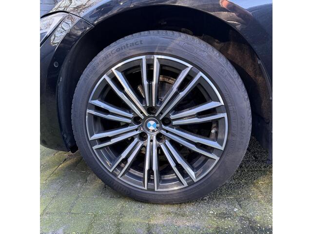 BMW 3-SERIE 320i High Executive | Panoramadak | Camera | Lederen Bekleding | Stoelverwarming | Sportstoelen |