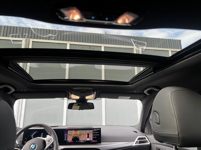 BMW 3-SERIE Touring 330e M Sport | ACC | Camera | Trekhaak | Navi | Pano