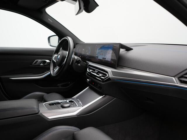 BMW 3-SERIE Touring 330e M Sport PHEV 293pk Dealer O.H. NIEUW MODEL | Adaptive Cruise | Head Up | Camera | Lederen Competition Stoelen Memory & Verwarmd | Sfeerverlichting | Stuur Verwarmd | Keyless | Blis | Apple Carplay | Plug In Hybrid |