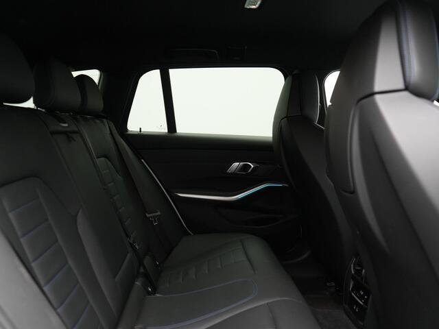 BMW 3-SERIE Touring 330e M Sport PHEV 293pk Dealer O.H. NIEUW MODEL | Adaptive Cruise | Head Up | Camera | Lederen Competition Stoelen Memory & Verwarmd | Sfeerverlichting | Stuur Verwarmd | Keyless | Blis | Apple Carplay | Plug In Hybrid |