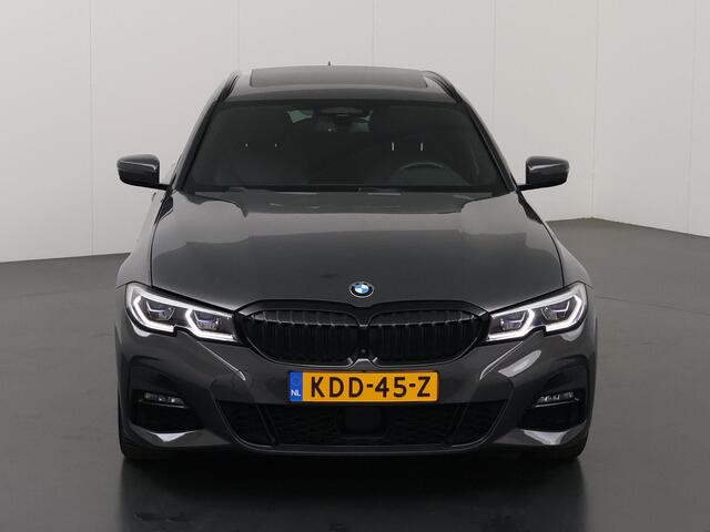 BMW 3-SERIE Touring 330e | M-Pakket | Shadow Line | LED | Panoramadak | Sportstoelen | Stoelverwarming V+ A | 360 Camera | DAB | Adaptieve Cruise Control | Sfeerverlichting | Harman/Kardon | Ele. kofferdeksel |