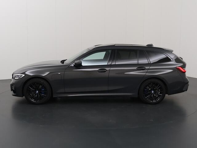 BMW 3-SERIE Touring 330e | M-Pakket | Shadow Line | LED | Panoramadak | Sportstoelen | Stoelverwarming V+ A | 360 Camera | DAB | Adaptieve Cruise Control | Sfeerverlichting | Harman/Kardon | Ele. kofferdeksel |