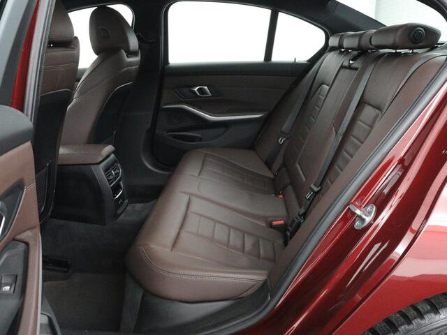 BMW 3-SERIE 330e Business Edition Plus | Sportstoelen | Leder | Adaptive cruise | Stoelverwarming | Carplay | Stuurverwarming | Navigatie | Parkeerhulp | Full LED | Live Cockpit | Individual Aventurinrot metallic | PHEV | Plug In