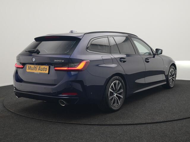 BMW 3-SERIE Touring 320e xDrive PHEV 204pk Dealer O.H. | Trekhaak Af Fabriek | Panodak | Adaptive Cruise | Camera | Lederen Sportstoelen Memory & Verwarmd | Widescreen Navi | Blis | Apple Carplay | DAB | Iconic Glow Grille | Plug In Hybrid |