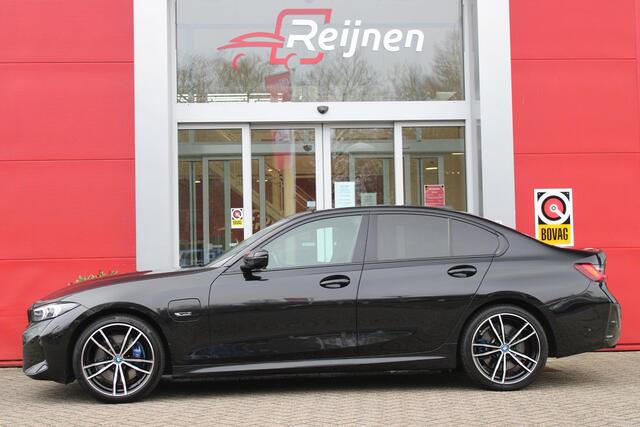 BMW 3-SERIE 330e 292PK xDRIVE | PANORAMISCH SCHUIF/KANTEL DAK | M-SPORT PRO-PAKKET | M-SPORT REMMEN UITGEVOERD IN DONKERBLAUW MET M LOGO | BMW LIVE COCKPIT PROFESSIONAL | CURVED DISPLAY |DRIVING ASSISTANT INCL. HEAD-UP DISPLAY | PARKING ASSIST INCL. ACHTERUITRIJCAMER