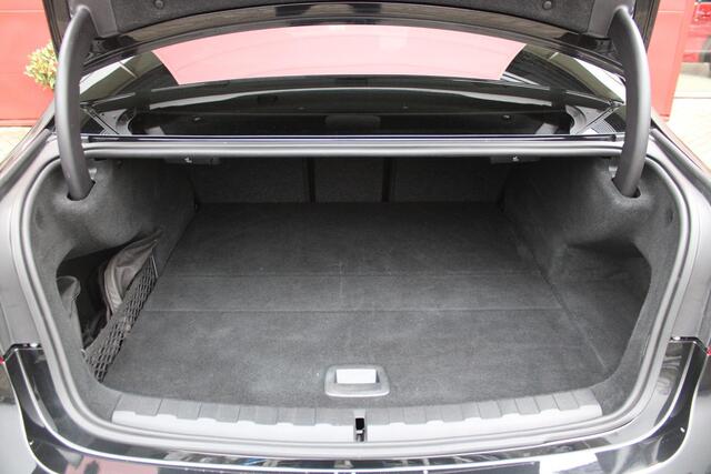 BMW 3-SERIE 330e 292PK xDRIVE | PANORAMISCH SCHUIF/KANTEL DAK | M-SPORT PRO-PAKKET | M-SPORT REMMEN UITGEVOERD IN DONKERBLAUW MET M LOGO | BMW LIVE COCKPIT PROFESSIONAL | CURVED DISPLAY |DRIVING ASSISTANT INCL. HEAD-UP DISPLAY | PARKING ASSIST INCL. ACHTERUITRIJCAMER