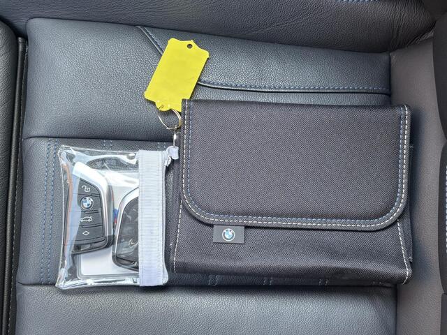 BMW 3-SERIE Touring 330e xDrive M-Sport Plug-in PHEV Shadow Line / Wide Screen / 1500kg Trekgewicht / M-pakket / Panorama dak / Parkeerassistent-pakket / 18" breedset LM wielen / Elektrische achterklep / Elektrische Stoelen / HUD / Apple Carplay/Android /