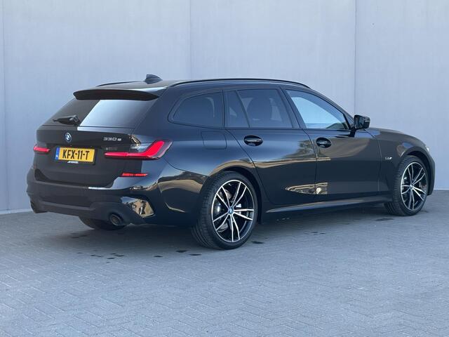 BMW 3-SERIE Touring 330e M-SPORT / PHEV / HUD / Adaptieve Cruise / Virtual Cockpit / Elektr. Klep / Stoel Verwarming / Lederen Bekleding / Apple Carplay & Android Auto / Dodehoek Detectie /