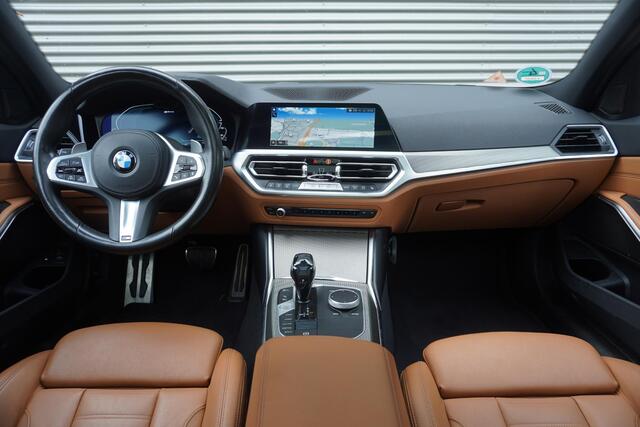 BMW 3-SERIE Touring 330e xDrive 19 inch LM M Dubbelspaak | Trekhaak met elektrisch wegklapbare kogel | Comfort Access | Achteruitrijcamera | BMW Laserlight | BMW Head-Up Display