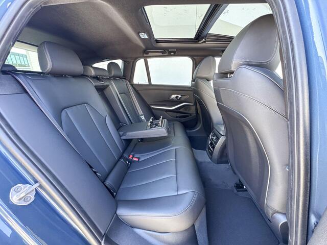 BMW 3-SERIE Touring 330e Trekhaak Elektrisch / Schuifdak / Hifi Audio / Getinte Ramen / M-Sport Pro / 19"