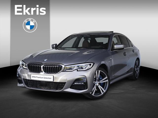 BMW 3-SERIE Sedan 330e | High Executive | M Sportpakket | Stuurwielrand Verwarmd | Comfort Access | Schuifdak | Elektrisch Verstelbare Sportstoelen | Driving Assistant Professional | Head-Up Display | Harman Kardon | 19''