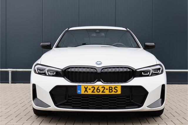 BMW 3-SERIE Touring 320e | M Sport LCI | Leer / Alcantara | Trekhaak afn. | Live Cockpit Plus | DAB+ | Stoelverwarming | M-Pakket